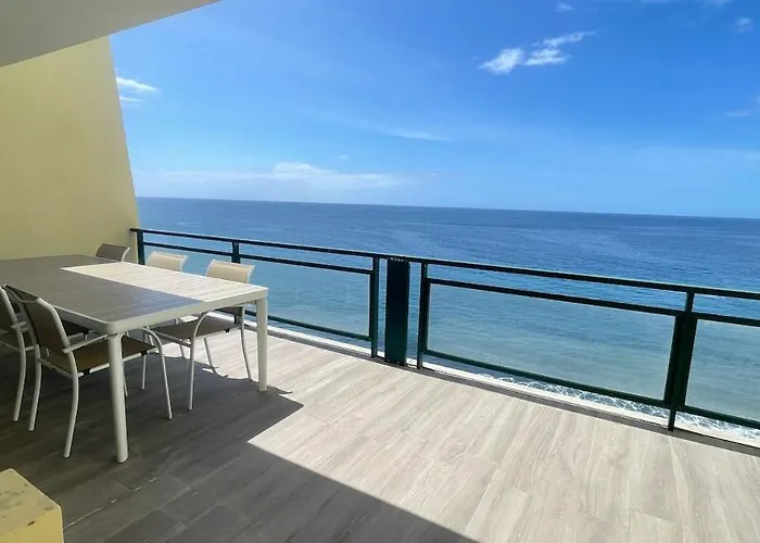 Peaceful Beachside Penthouse - 3 Bed 608 * Funchal (Madeira)